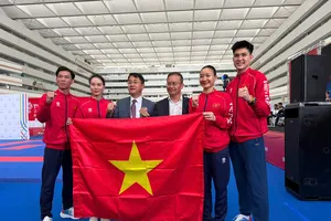 Trưởng đoàn thể thao Việt Nam tại SEA Games 33 Nguyễn Hồng Minh (thứ 3 từ phải sang) cùng các võ sĩ karate Việt Nam. Ảnh: DŨNG PHƯƠNG