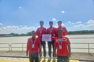 Tấm HCV ở nội dung thuyền đôi nam một mái chèo hạng nhẹ của Hoàng Văn Đạt và Nguyễn Phú