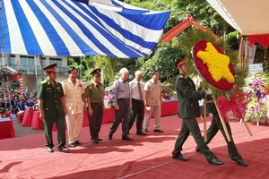 Nguyên Chủ tịch nước Nguyễn Minh Triết cùng các cựu chiến binh, cựu cán bộ Đoàn phía Nam và lãnh đạo tỉnh Bình Phước viếng anh linh Bác Hồ, các anh hùng liệt sĩ, đồng bào tử nạn tại núi Bà Rá (thị xã Phước Long)