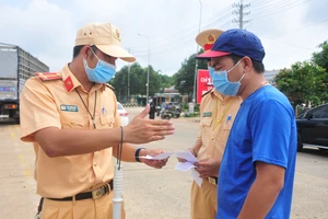 Lực lượng chức năng kiểm soát việc ra vào tỉnh Bình Phước.