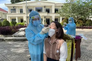 Người dân Tây Ninh lấy mẫu xét nghiệm Covid-19