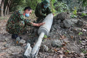 Xử lý quả bom hơn 150kg dưới lòng suối.