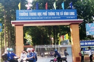 Bình Phước: Điều tra vụ nam sinh lớp 12 bị đánh hội đồng trước cổng trường