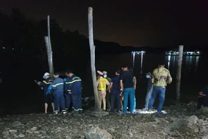 Lực lượng chức năng tìm kiếm nạn nhân trong đêm. Ảnh: CTV