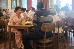 Biên Hòa: Nhà hàng chay đông khách nhân ngày ằm tháng 4