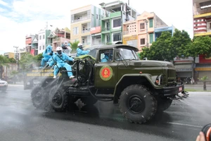 Lực lượng quân đội phun khử khuẩn trên tuyến đường Ngô Quyền. Ảnh: NGUYỄN CƯỜNG