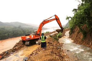 Sử dụng trực thăng thả 1,5 tấn hàng cứu trợ cho xã bị cô lập ở Quảng Trị