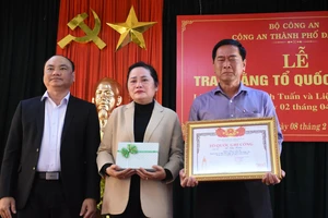 Trao bằng "Tổ quốc ghi công" cho thân nhân hai đồng chí công an hy sinh khi làm nhiệm vụ