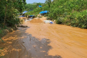 Một điểm khai thác vàng trái phép tại mỏ vàng Bồng Miêu