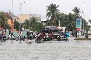 Nhiều khu vực trên địa bàn TP Tam Kỳ ngập sâu, phương tiện bị hư hỏng do ngập nước