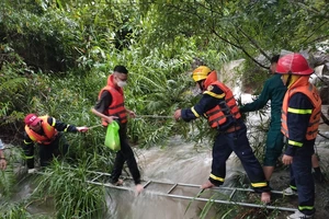 Lực lượng cứu hộ bác thang giải cứu nhóm du khách bị mắc kẹt