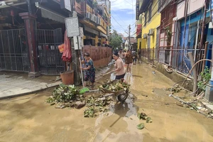 Người dân Hội An cùng nhau dọn dẹp tuyến đường mình sinh sống