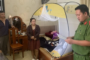 Lực lượng công an đọc các quyết định khám xét trong trường hợp khẩn cấp