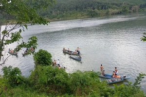 Lật ghe trên lòng hồ thủy điện, 2 người tử vong