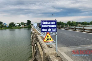 Nhiều hạng mục của cầu Câu Lâu cũ đã xuống cấp, gây nguy hiểm cho người tham gia giao thông. Ảnh: NGUYỄN CƯỜNG