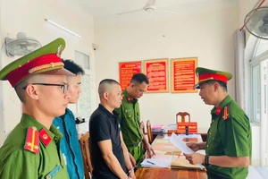 Bắt đối tượng lừa đổi vé số giả trúng thưởng để chiếm đoạt tiền của người khuyết tật
