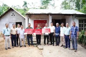 Hỗ trợ xây dựng 10 căn nhà trong chương trình xóa nhà tạm, nhà dột nát