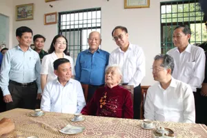 Thường trực Ban Bí thư Trần Cẩm Tú thăm, tặng quà người có công tại TP Đà Nẵng