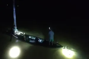 Người đàn ông bị lũ cuốn may mắn bám vào được cột điện. Ảnh: Chụp màn hình
