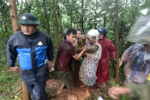 Ông T. còn lấm lem bùn đất được lực lượng chức năng đưa ra khỏi khu vực sạt lở