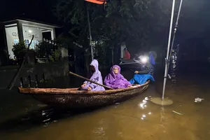 Lũ ở hạ lưu sông Thu Bồn lên nhanh trong đêm, người dân hối hả chạy lũ