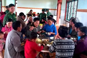 Bộ đội Biên phòng Đà Nẵng tổ chức “bếp ăn 0 đồng” cho người dân sơ tán do sạt lở