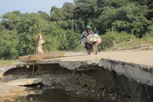 Hiểm nguy “rình rập” người dân vùng biên giới Quảng Trị sau mưa lũ