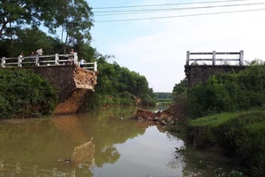 Sập cầu trong đêm, người dân gấp rút làm đường tạm để học sinh đến trường