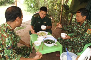 Bữa cơm tại chốt chặn nơi biên giới