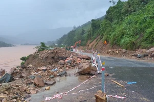 Nhiều đoạn trên tuyến Quốc lộ 9 (qua xã Đakrông, huyện Đakrông) bị sạt lở nghiêm trọng