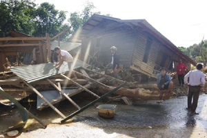 Quảng Trị: Hướng Việt tan hoang sau lũ, 2 lần thả hàng cứu trợ khẩn cấp bằng trực thăng