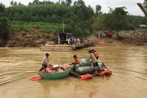 Dùng dây cáp và bè tạm vượt sông dữ