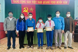 Cứu người bị đuối nước, 3 học sinh được trao tặng huy hiệu “Tuổi Trẻ dũng cảm”