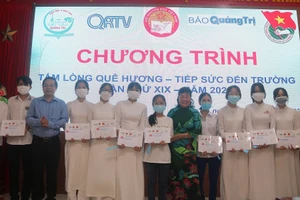 Quảng Trị: Trao học bổng cho các tân sinh viên có hoàn cảnh khó khăn