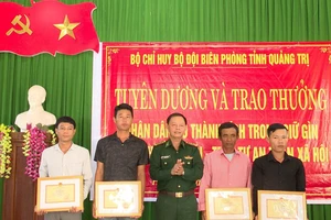 Khen thưởng nhiều ngư dân phát hiện vật nghi là ma túy trôi dạt trên biển