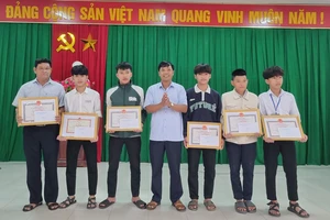 Khen thưởng nhóm học sinh và người dân dũng cảm cứu người đuối nước