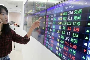 Ảnh bài: Nhà đầu tư theo dõi thị trường chứng khoán