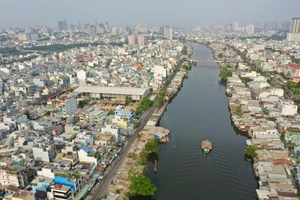 Những ngôi nhà ven kênh Đôi trên đường Nguyễn Duy và Phạm Thế Hiển, quận 8. Ảnh: HOÀNG HÙNG