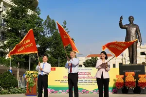 Lãnh đạo TPHCM phất cờ xuất phát đoàn xe diễu hành tại Lễ khai mạc Tuần lễ hưởng ứng học tập suốt đời năm 2025