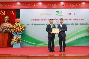 Doanh nhân Đỗ Quang Hiển nhận kỷ niệm chương vì sự nghiệp phát triển Đại học Quốc gia Hà Nội