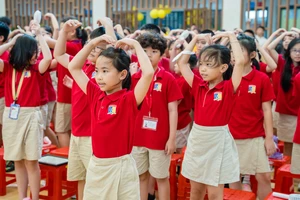 Royal School: Màn flashmob tập thể ấn tượng, sẵn sàng cho năm học mới