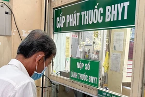 Người dân nhận thuốc BHYT tại Bệnh viện Mắt TPHCM