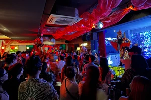 Hát bội vào... bar