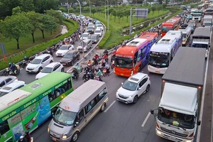 Ngày đầu nghỉ lễ: Giao thông căng thẳng