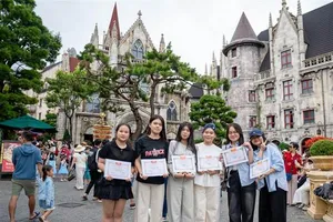 Gần 10 ngàn lượt học sinh giỏi đến Ba Na Hills vui chơi miễn phí