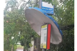 Mái che trạm chờ xe buýt xiêu vẹo