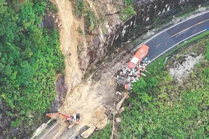 Mưa lũ, sạt lở bủa vây một số tỉnh thành miền Trung: Tập trung cứu chữa nạn nhân vụ sạt lở đèo Khánh Lê