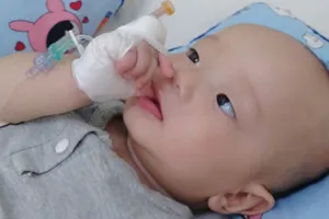 Bé trai 6 tháng tuổi bị viêm tủy cột sống, nguy cơ bại liệt