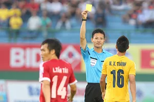 Trọng tài Sato Ryuji rút thẻ vàng với cầu thủ Thanh Hóa tại V-League 2014. Ảnh: QUANG LIÊM