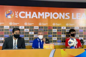 HLV Jurgen Gede và đội trưởng Bùi Tiến Dũng tham dự buổi họp báo tại AFC Champions League 2021